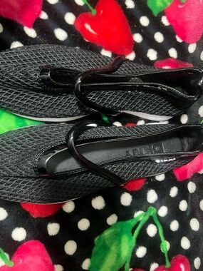 DKNY Black Patent Strap Women's Flip Flop Sandals